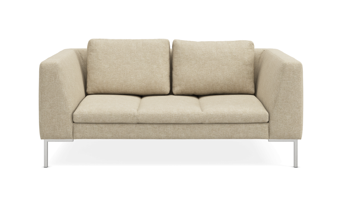 Beige 2-personers sofa med slanke metalben, set forfra.