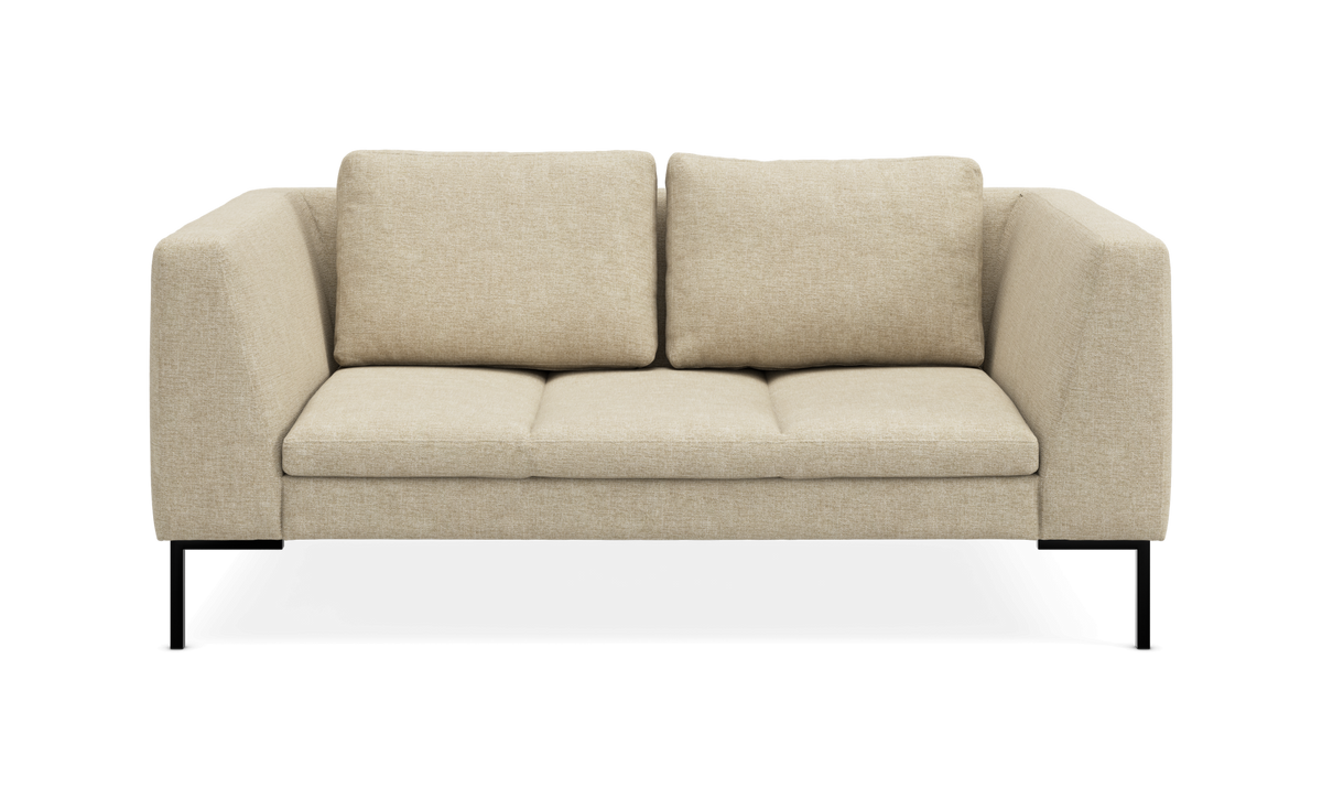 Beige 2-personers sofa med lige armlæn og sorte metalben, set forfra, frilagt.