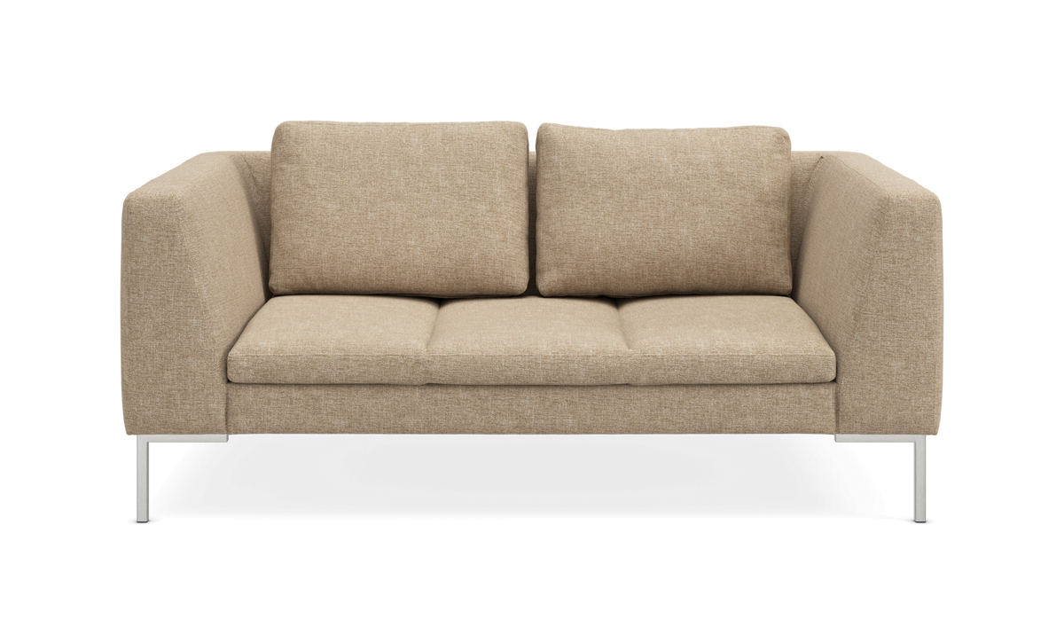 Beige tosæders sofa med lige armlæn og metalben, frontvisning.