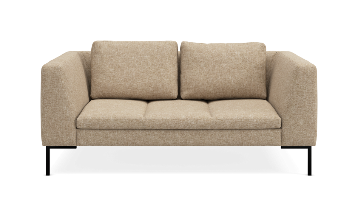 Beige to-personers sofa med lige armlæn og sorte metalben, frontvisning.