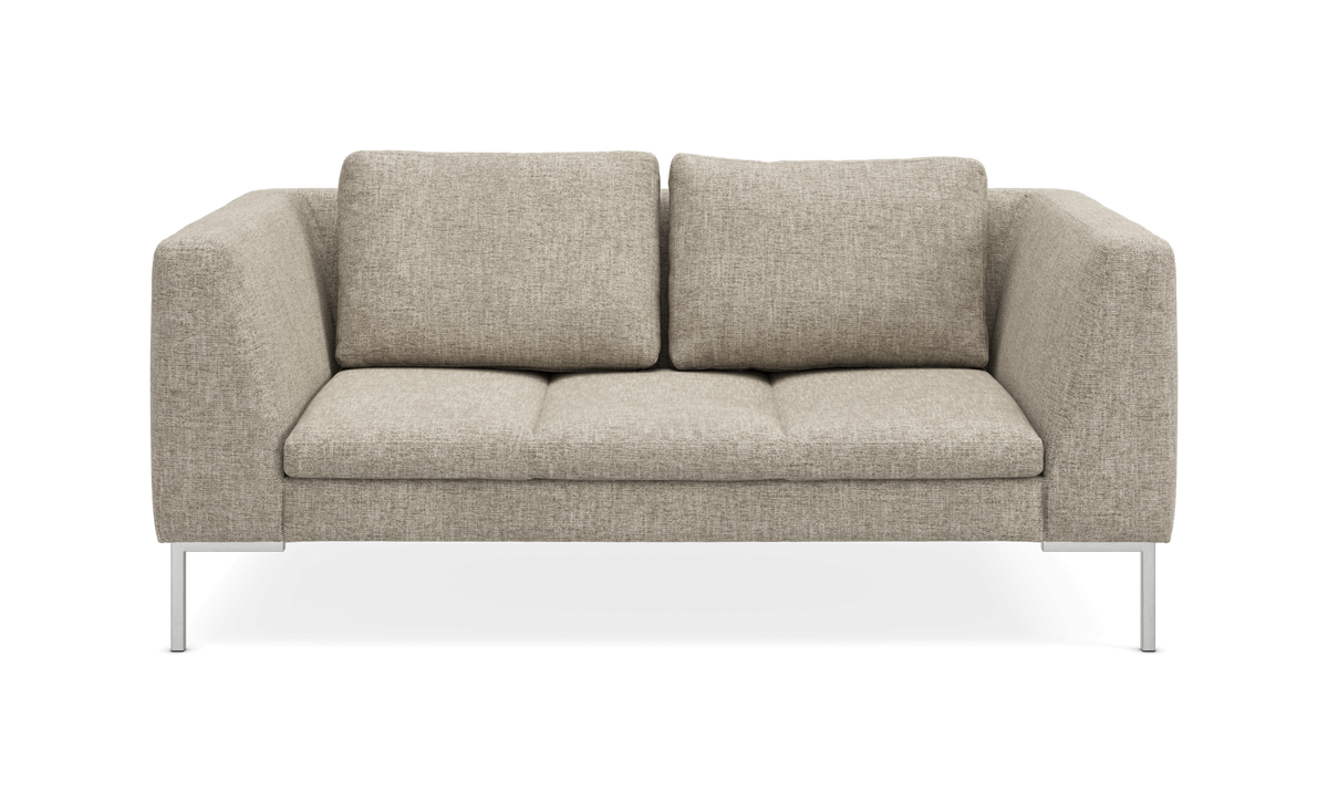 Beige 2-personers sofa med firkantede armlæn og metalben, set forfra.