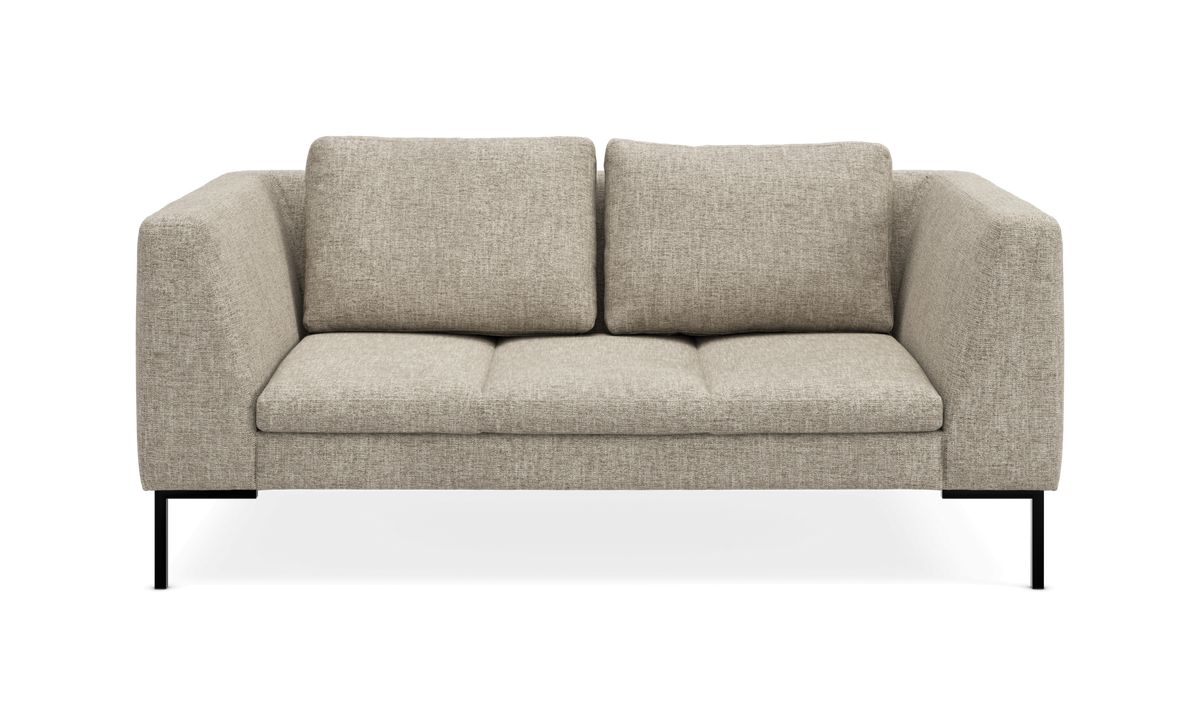 Beige 2-personers sofa med lige armlæn og sorte ben, frontvisning på hvid baggrund.