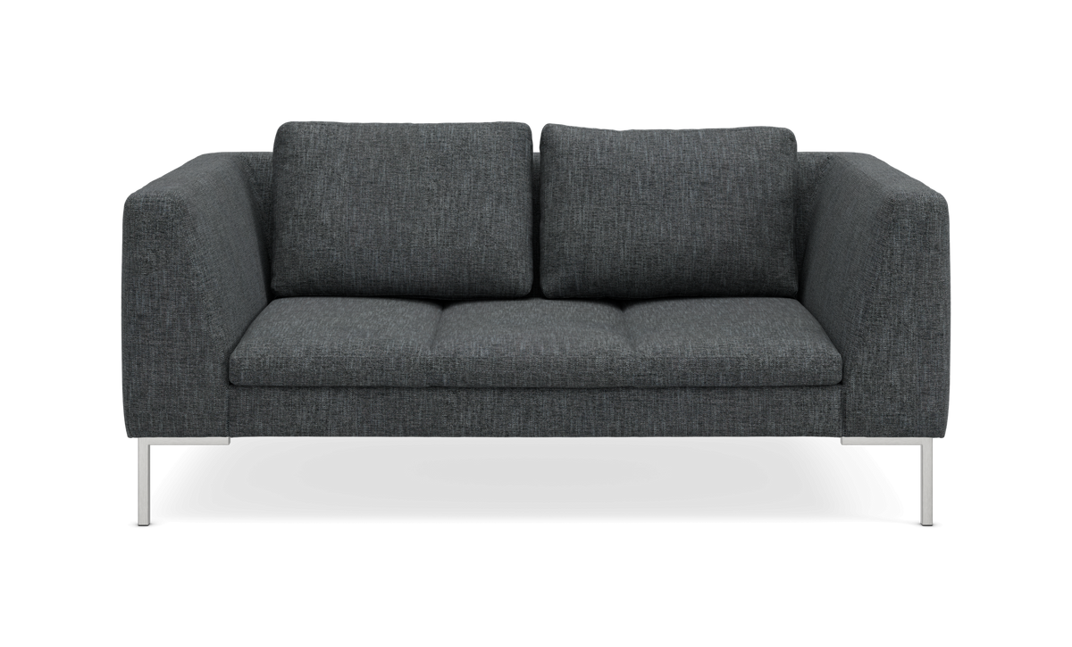 Mørkegrå 2-personers sofa i tekstil med lige armlæn og metalben, set forfra.