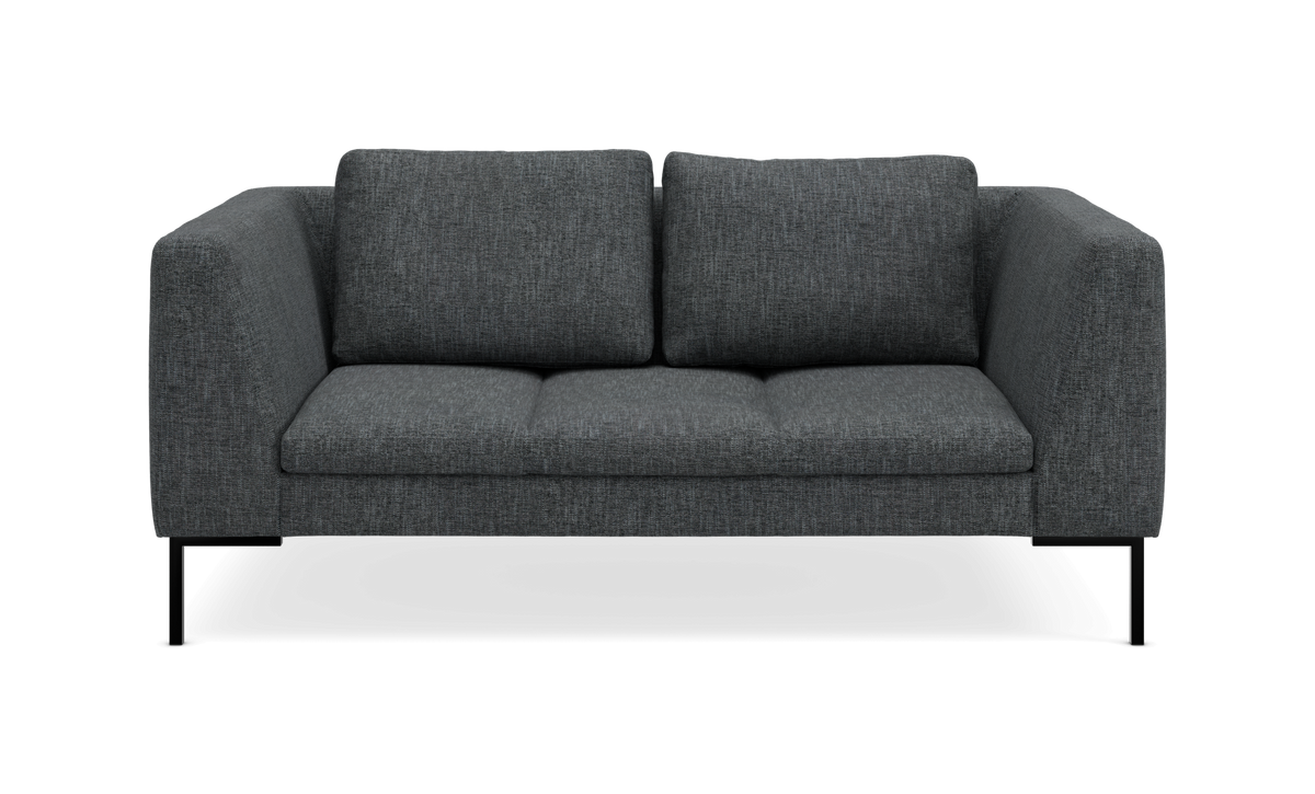 Mørkegrå 2‑personers stofsofa med slanke sorte ben, produktbillede set direkte forfra.