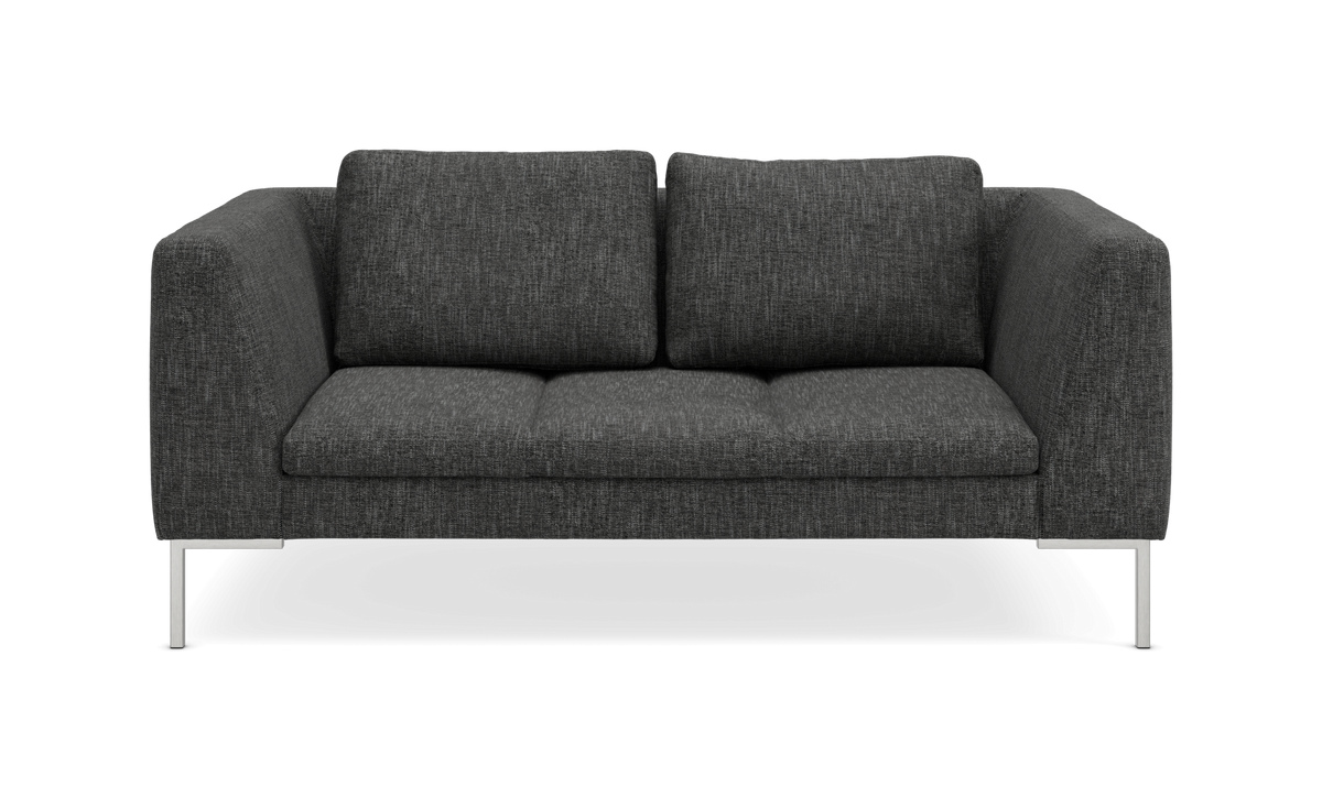 Mørkegrå 2-personers sofa med metalben, frontvy, frilagt på hvid baggrund.