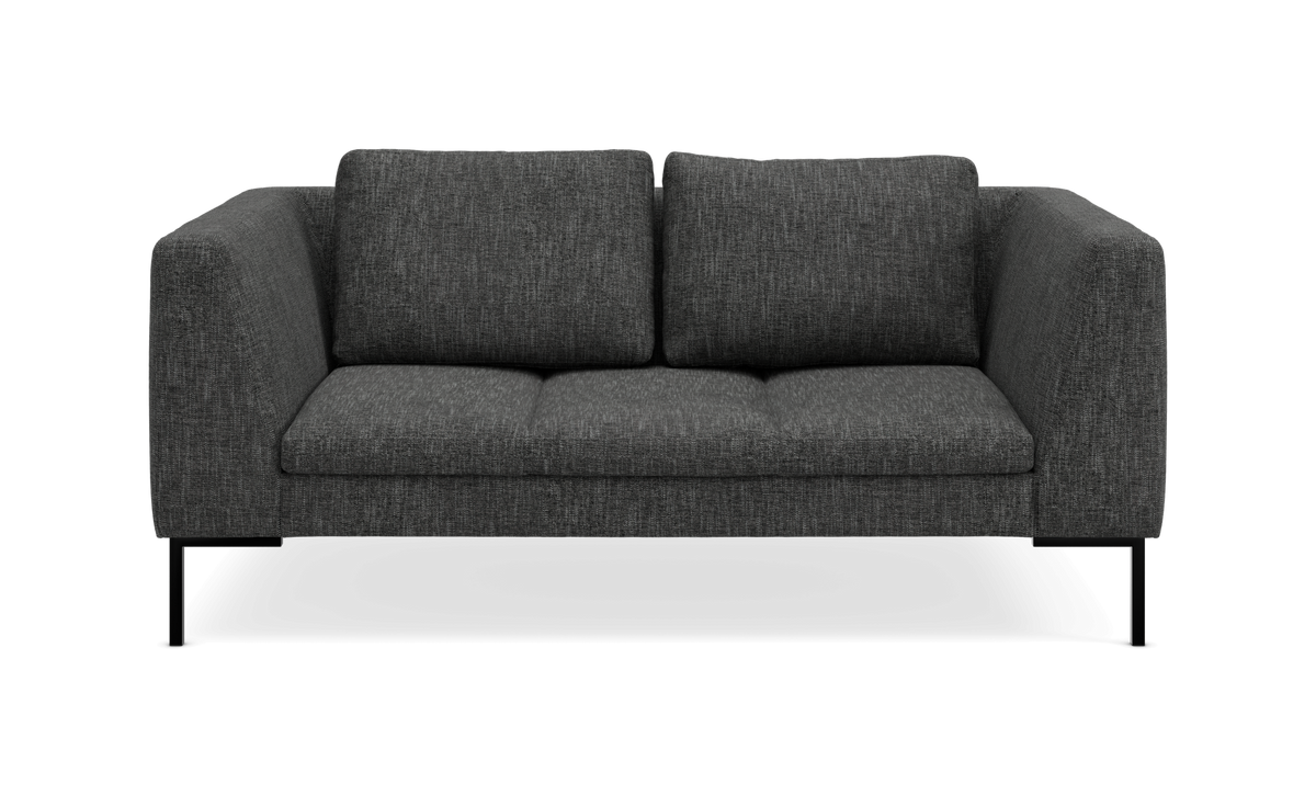 Mørkegrå 2-personers sofa med lige armlæn og sorte ben, frontvisning.