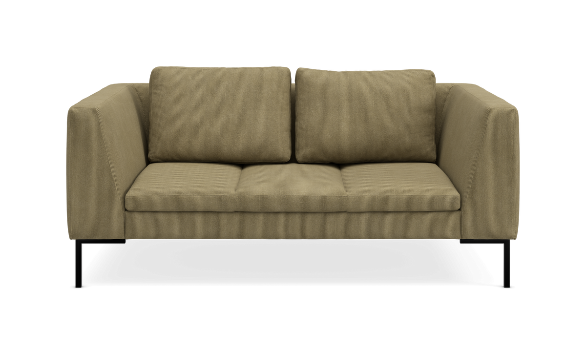 Olivengrøn 2‑personers sofa med to ryghynder, frontvisning på neutral baggrund.