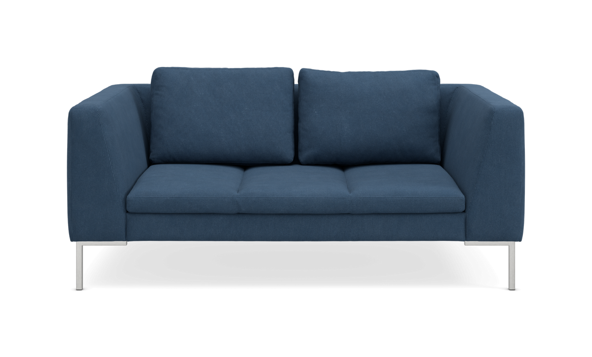 Blå 3-personers sofa med metalben, frontvisning på hvid baggrund.