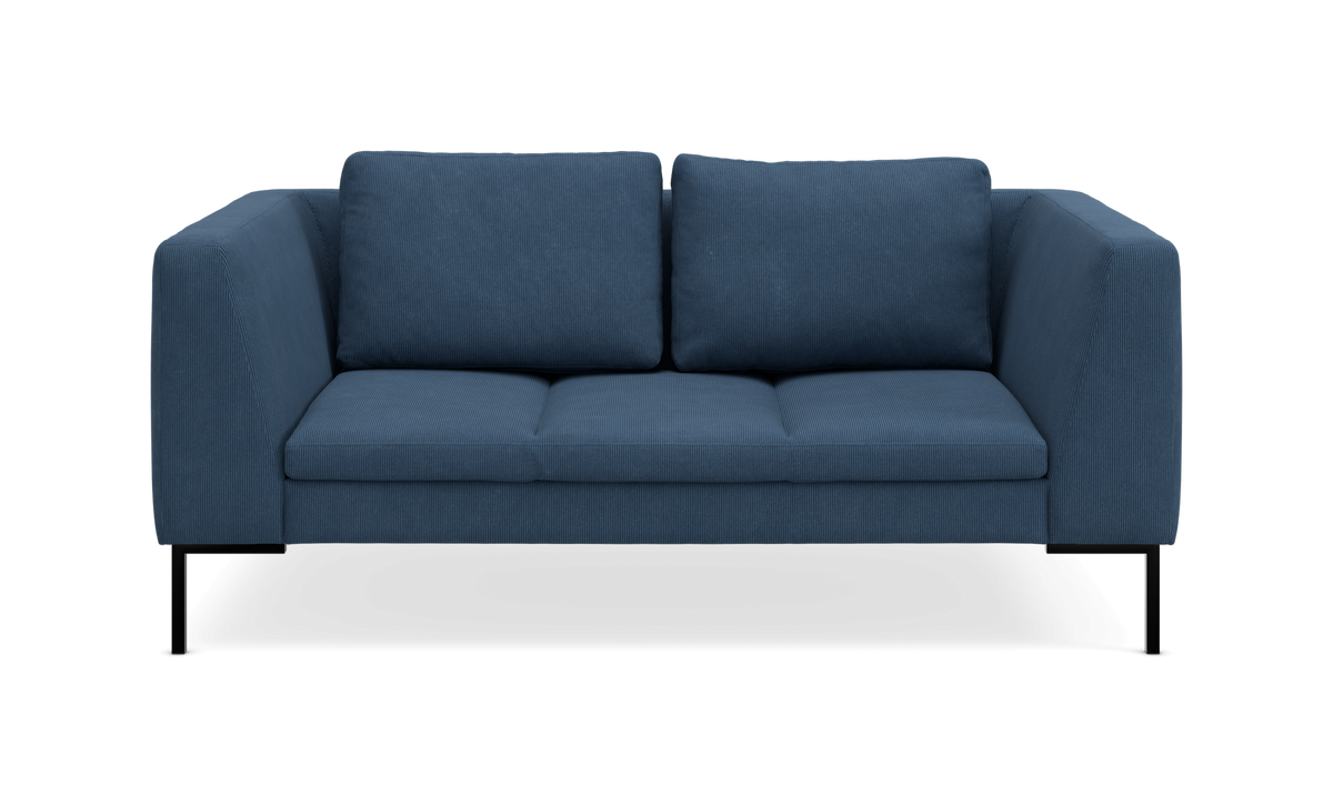 Blå, moderne tresæders sofa med sorte ben, frontvisning på hvid studiobaggrund.