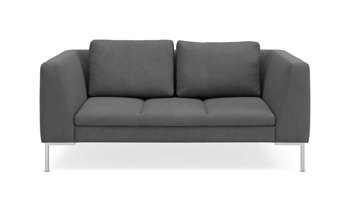 Mørkegrå 2-personers sofa med lige armlæn og slanke metalben, frontvisning på neutral baggrund.