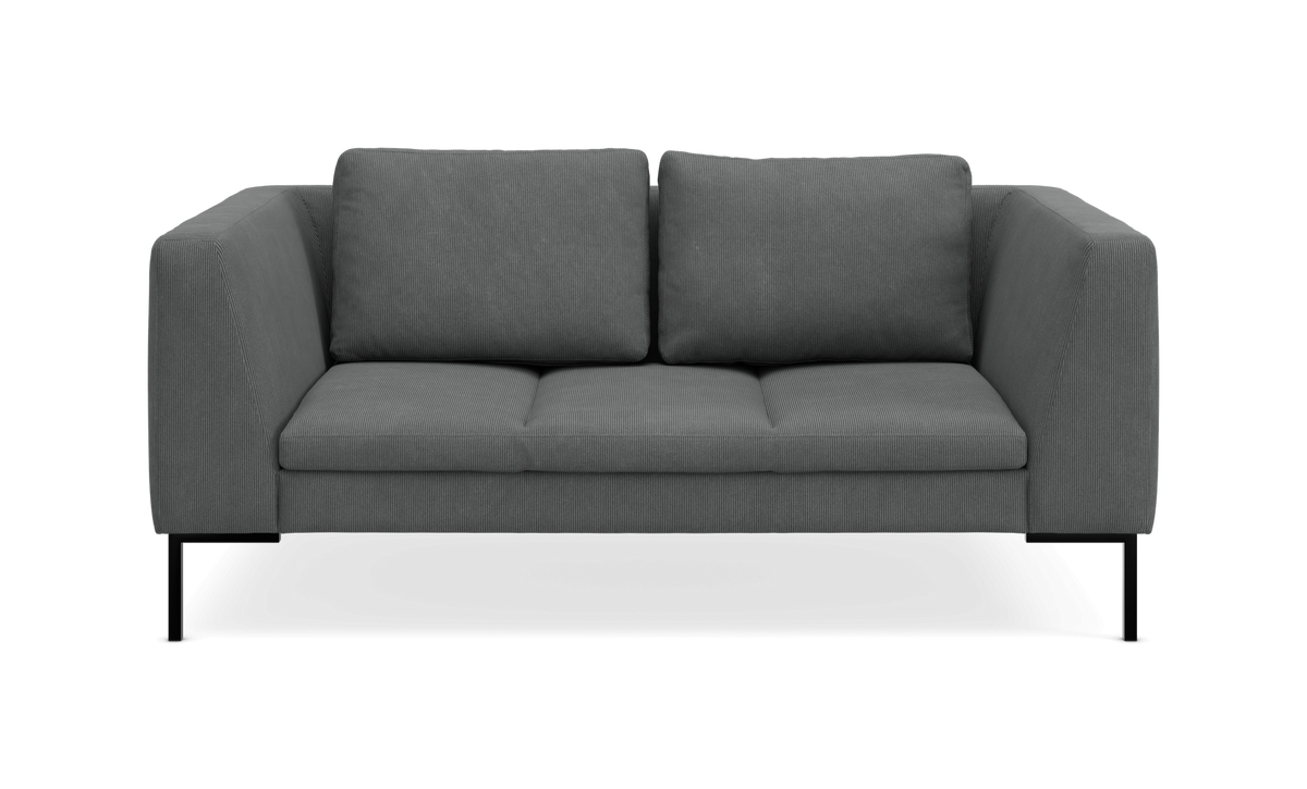 Mørkegrå 3-personers sofa med lige armlæn og slanke sorte ben, set forfra.