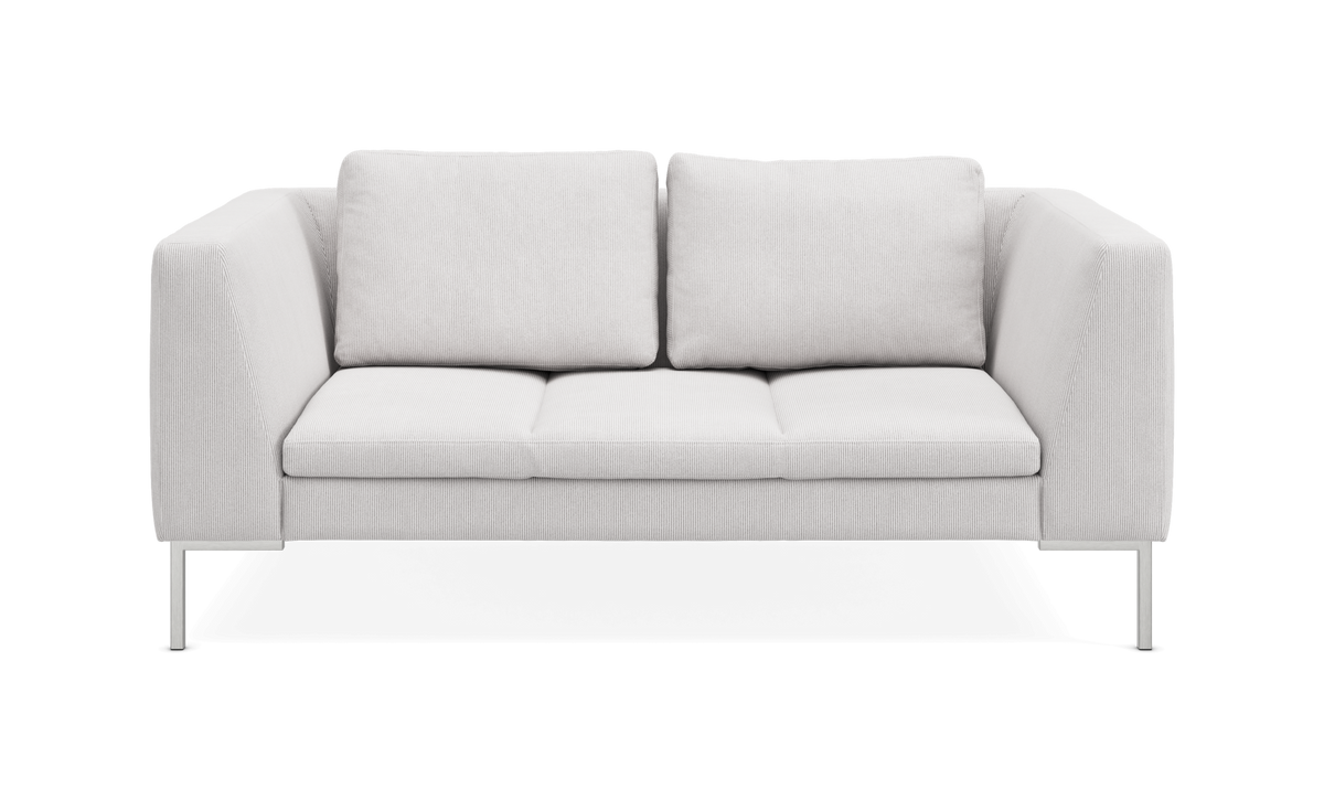 Lysegrå 2‑personers sofa med rette armlæn og slanke metalben, set lige forfra.