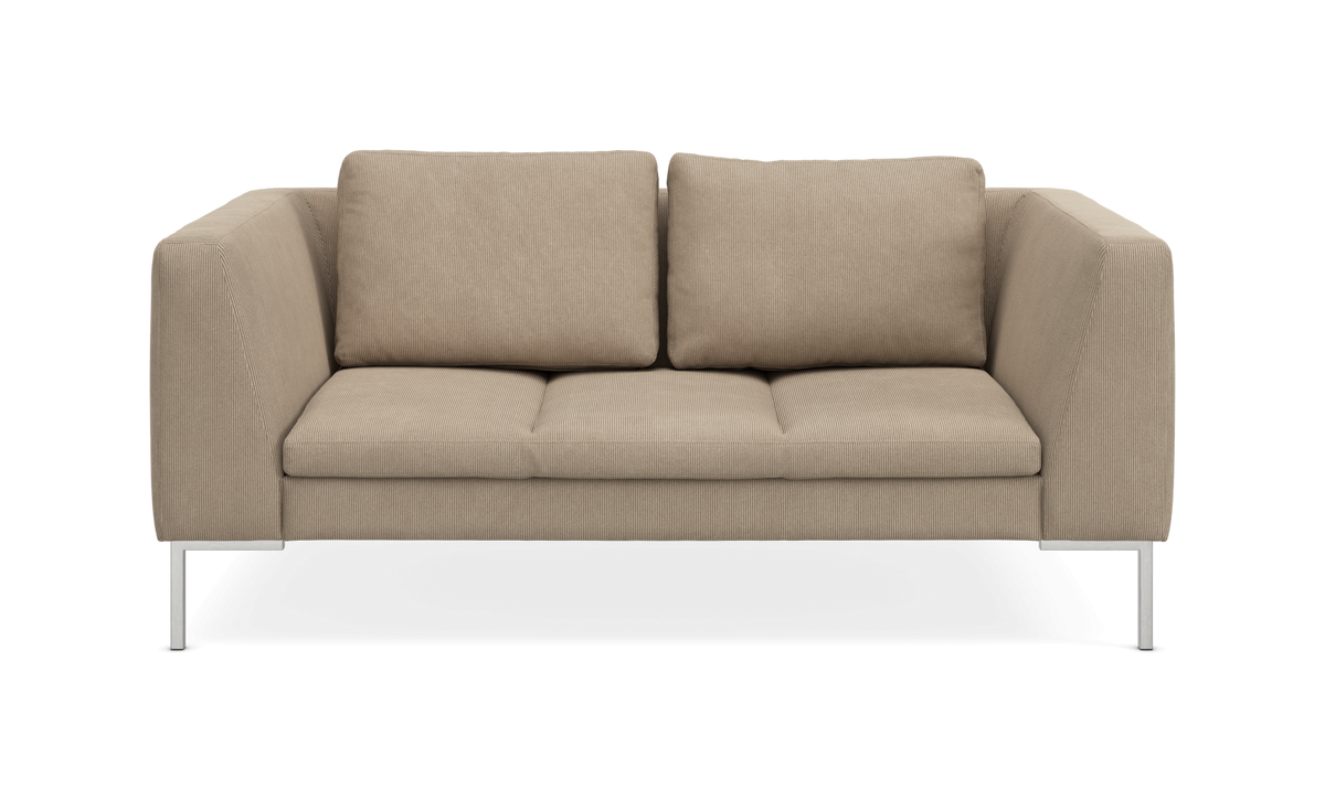 Beige 2-personers sofa med firkantede armlæn og metalben, frontvisning på hvid baggrund.