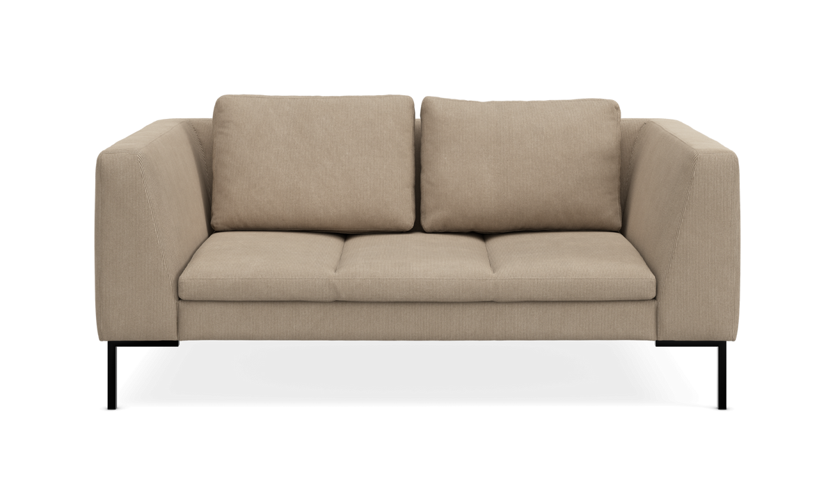 Beige 2-personers sofa med lige armlæn og sorte metalben, set forfra på hvid/gennemsigtig baggrund.