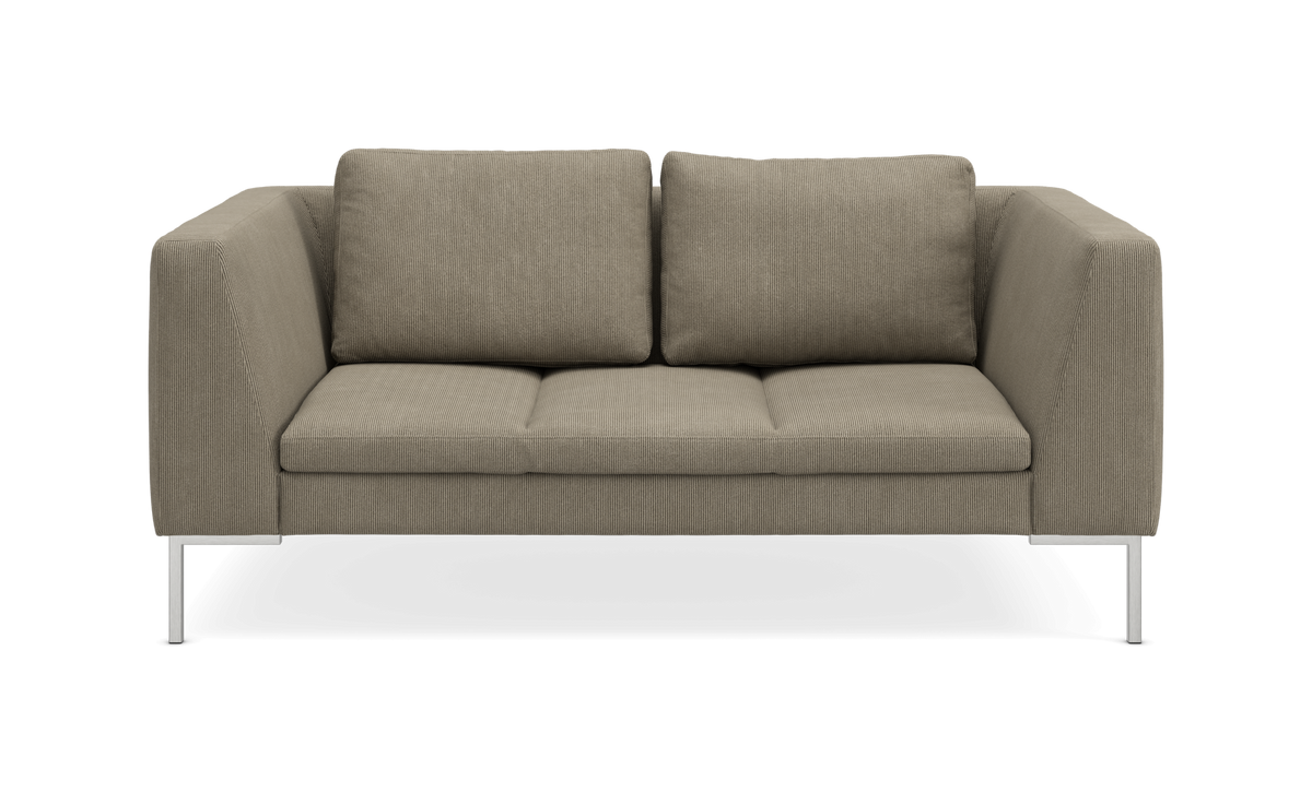 Forfra: moderne tosædet sofa i beige stof med lige armlæn og metalben.