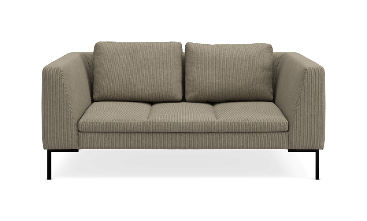 To-personers beige sofa med brede armlæn, to ryghynder og sorte metalben.