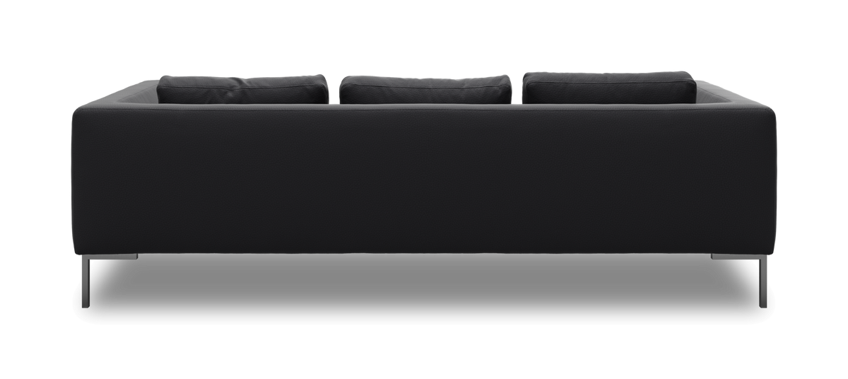 Sort tresædet sofa set bagfra på studiebaggrund.