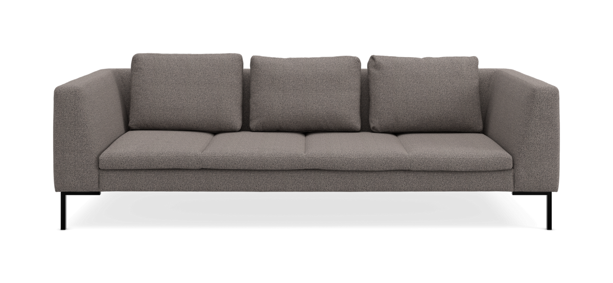 Moderne tresæders sofa i gråt stof med tre ryghynder og slanke sorte metalben, frontvisning.