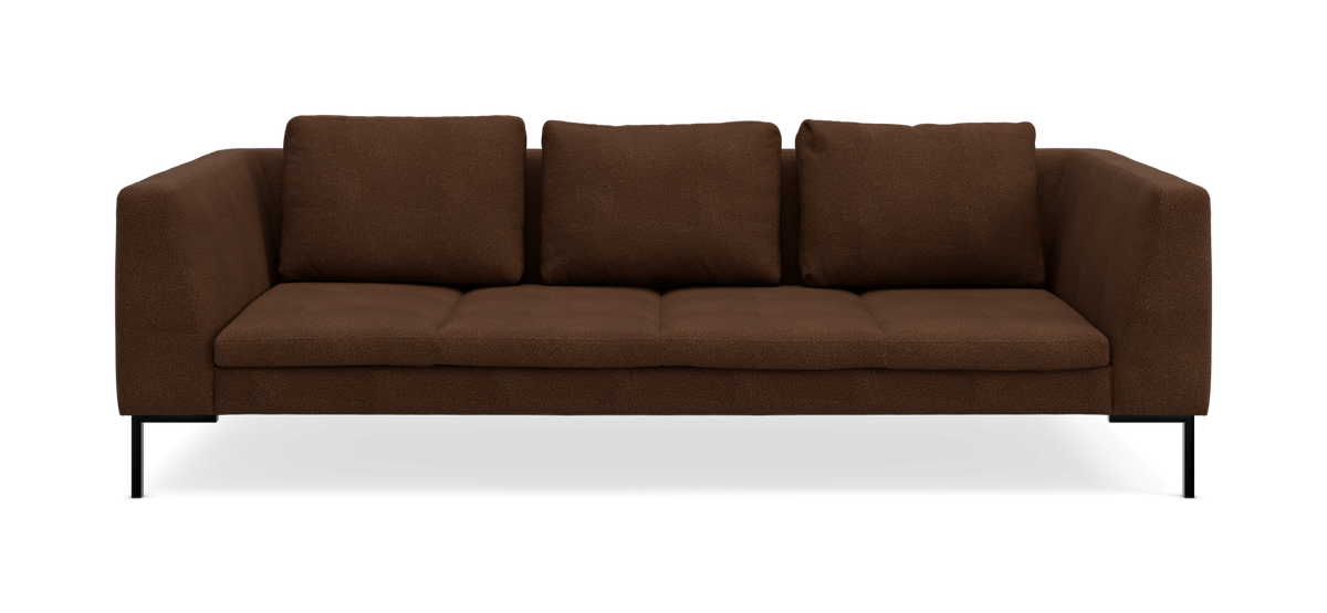 Brun 3-personers sofa med lige armlæn og slanke sorte ben, frontvisning på hvid baggrund.