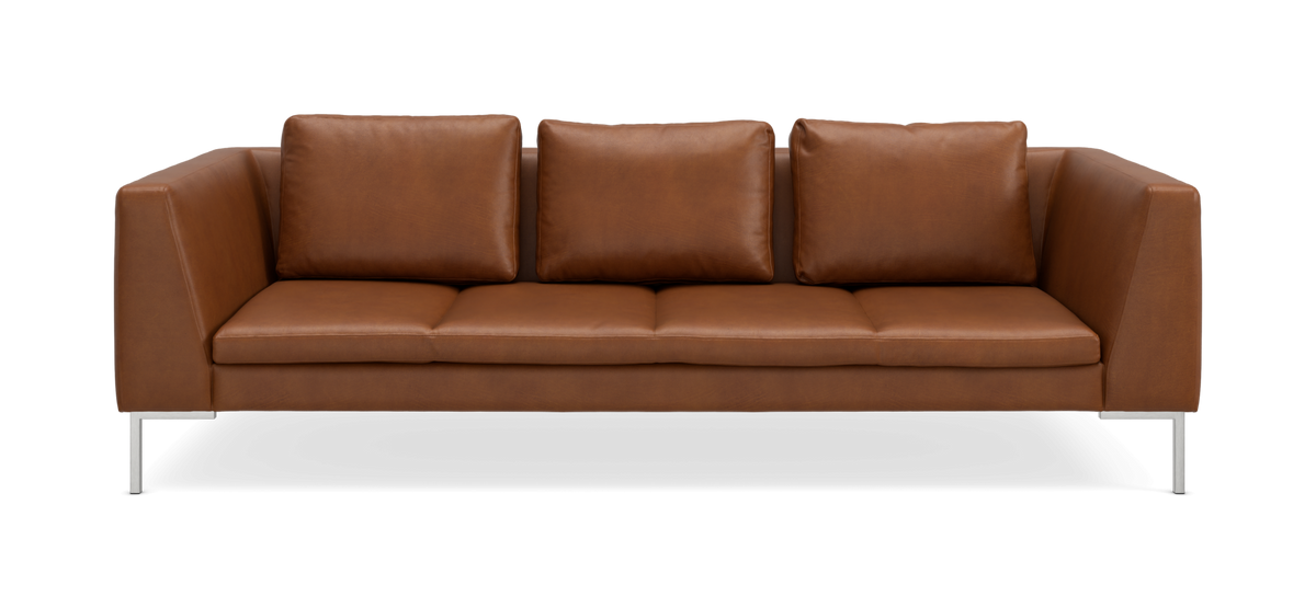 Brun lædersofa med tre sædehynder og tre rygpuder, frontvisning på hvid baggrund med metalben.