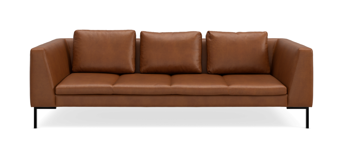 Brun lædersofa med tre ryghynder, lige armlæn og slanke sorte ben, set forfra.