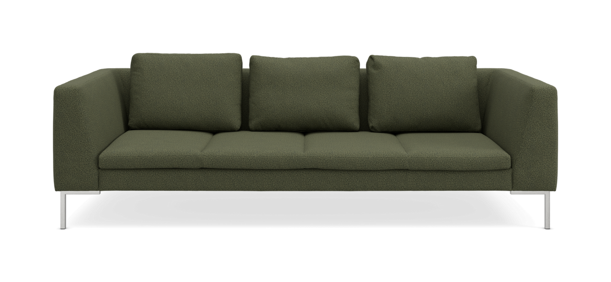 Grøn 3-personers sofa med lige armlæn og metalben, frontview på hvid baggrund.