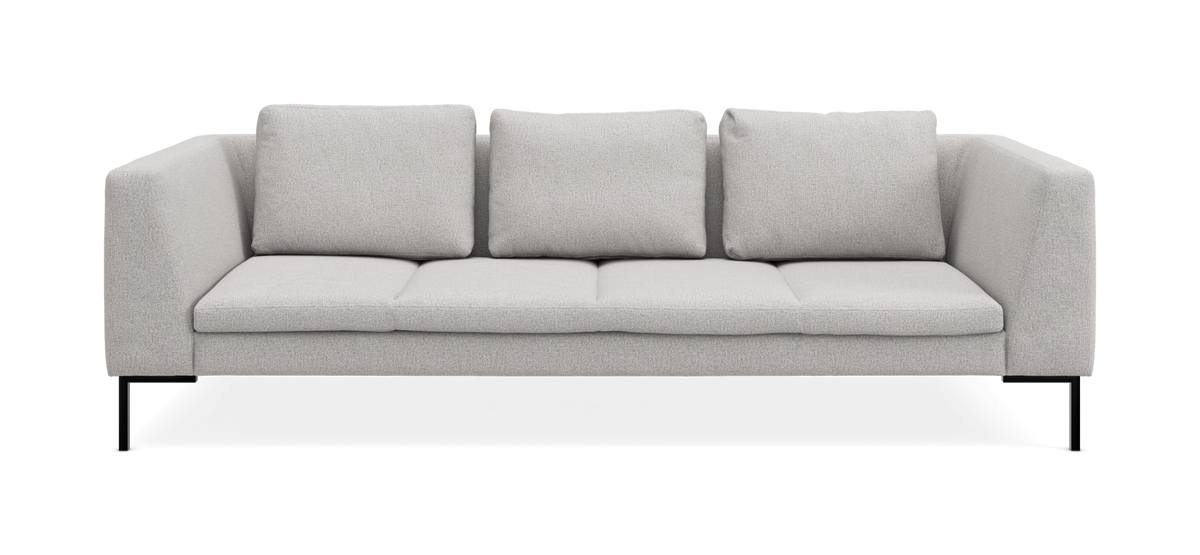 Lys grå 3-personers sofa med lige armlæn og smalle sorte ben.