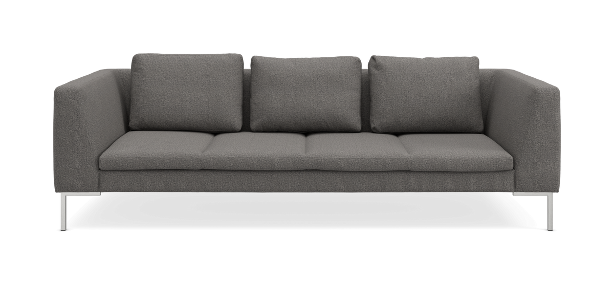 Grå tresædet sofa med firkantede armlæn og metalben, frilagt på hvid baggrund.