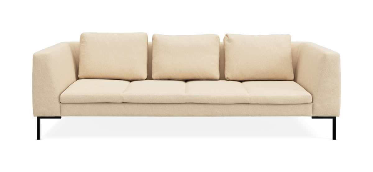 Beige 3-personers sofa med slanke sorte ben, frontvisning, fritlagt på hvid baggrund.