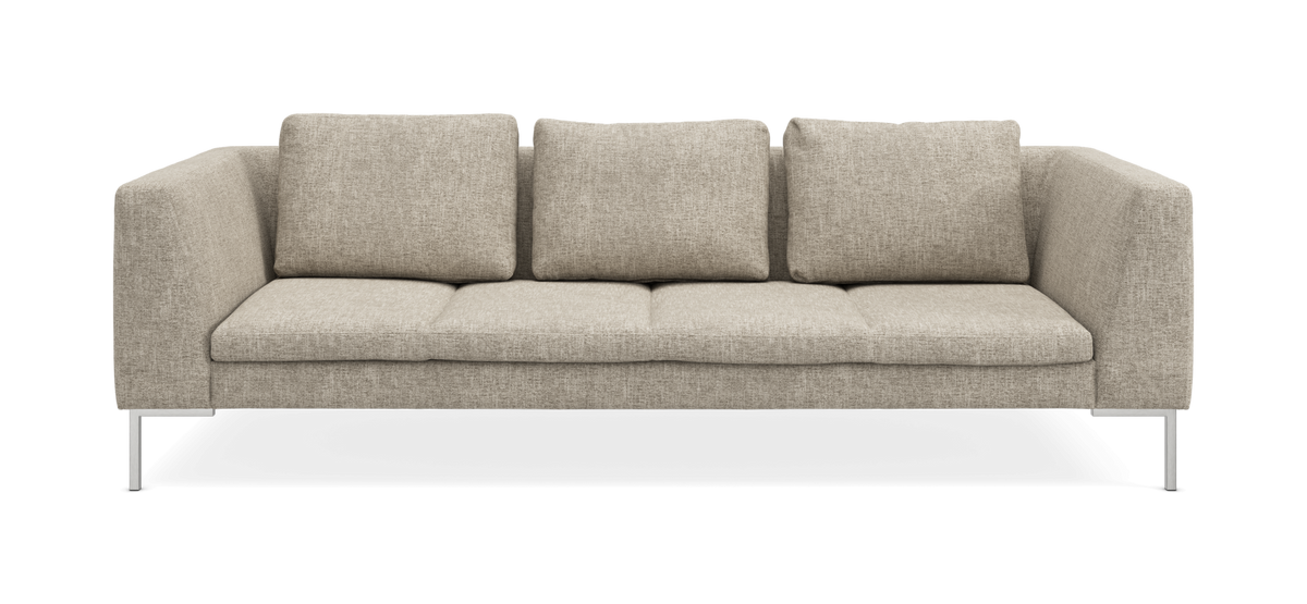 Beige tresæders sofa med lige armlæn og slanke metalben, set forfra.