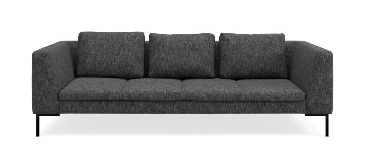 Mørkegrå tresædet sofa med lige armlæn og sorte metalben, set forfra.