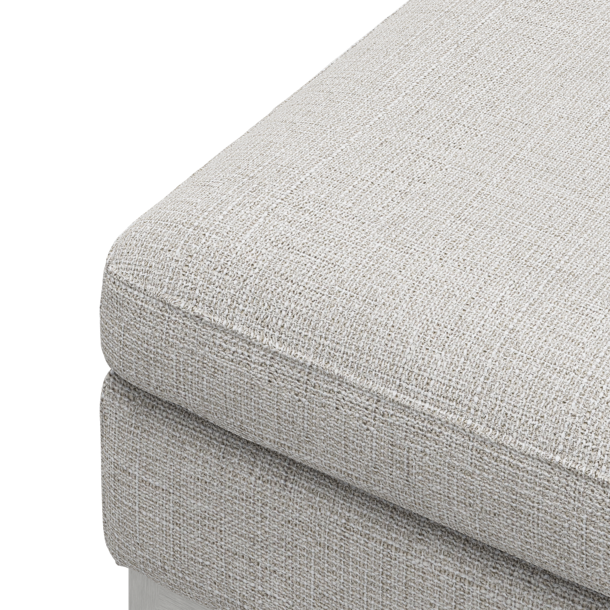 Nærbillede af hjørnet på en lys beige, groftvævet sofa- eller skammelpude.