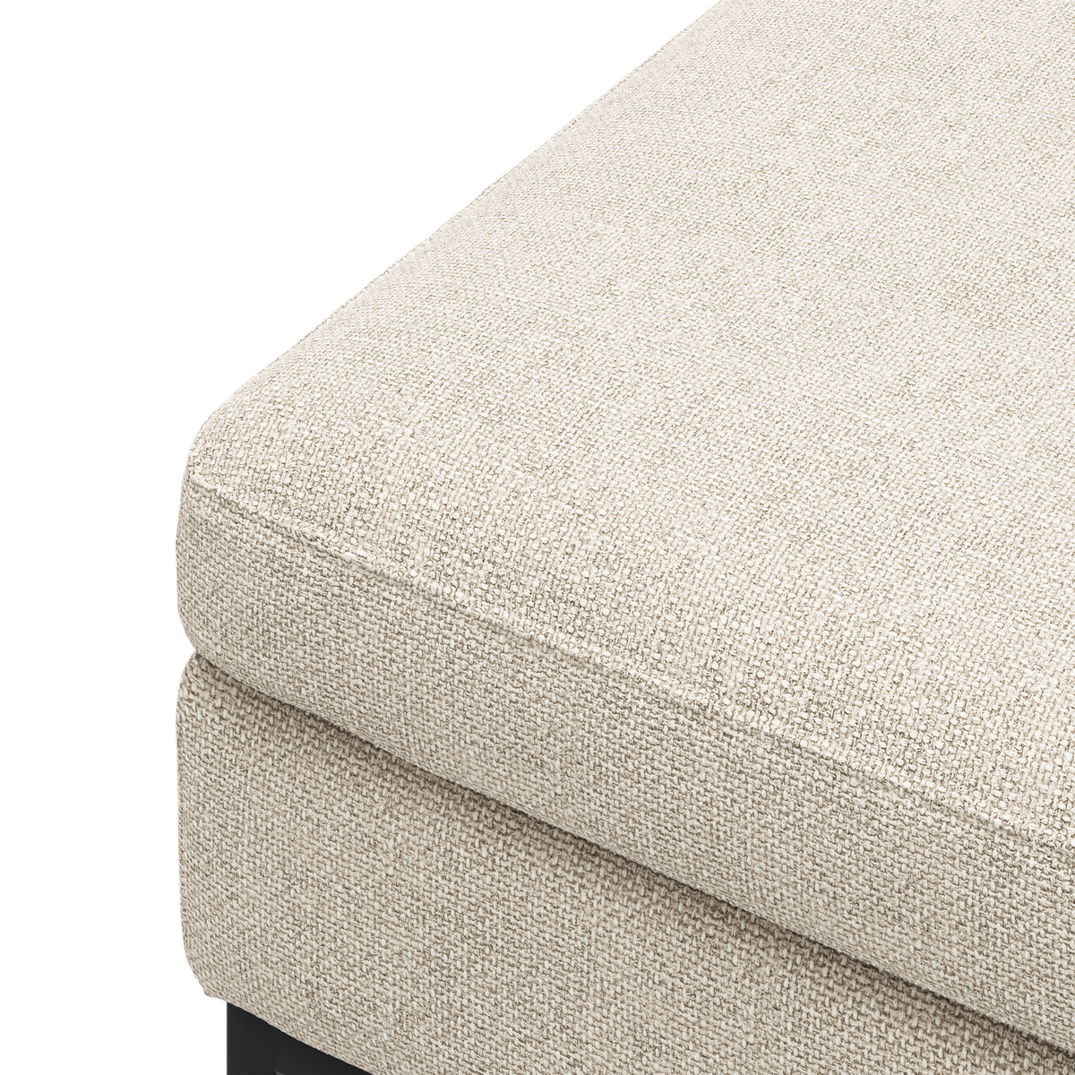 Nærbillede af beige sofahynde i tekstureret stof.
