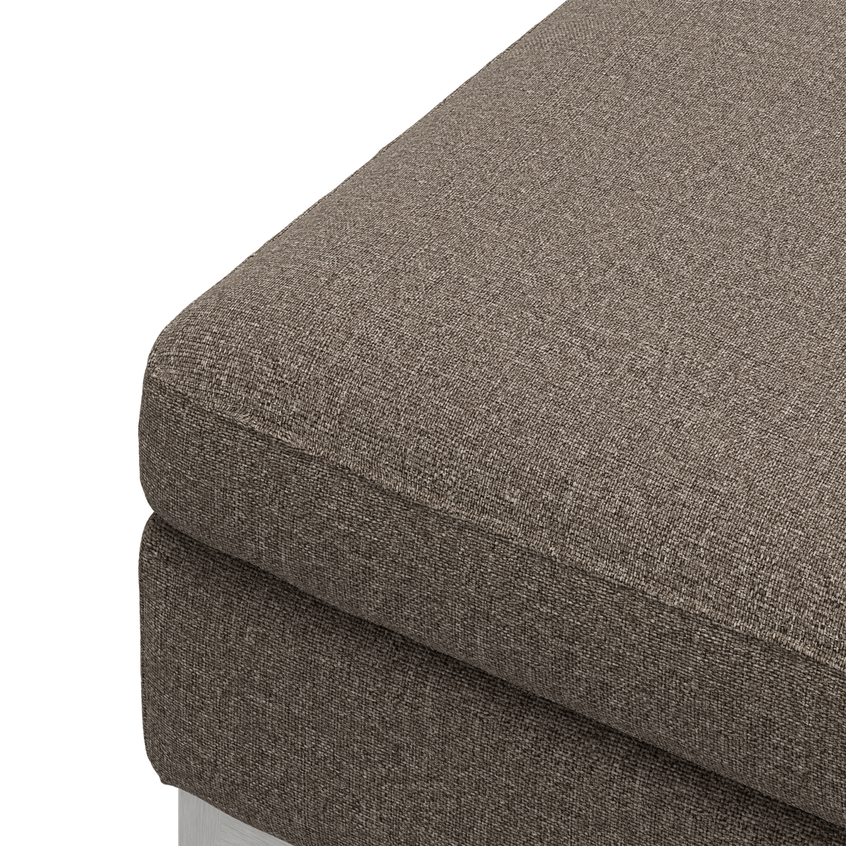 Nærbillede af brungrå stofbetrukket sædehynde på sofa/ottoman.