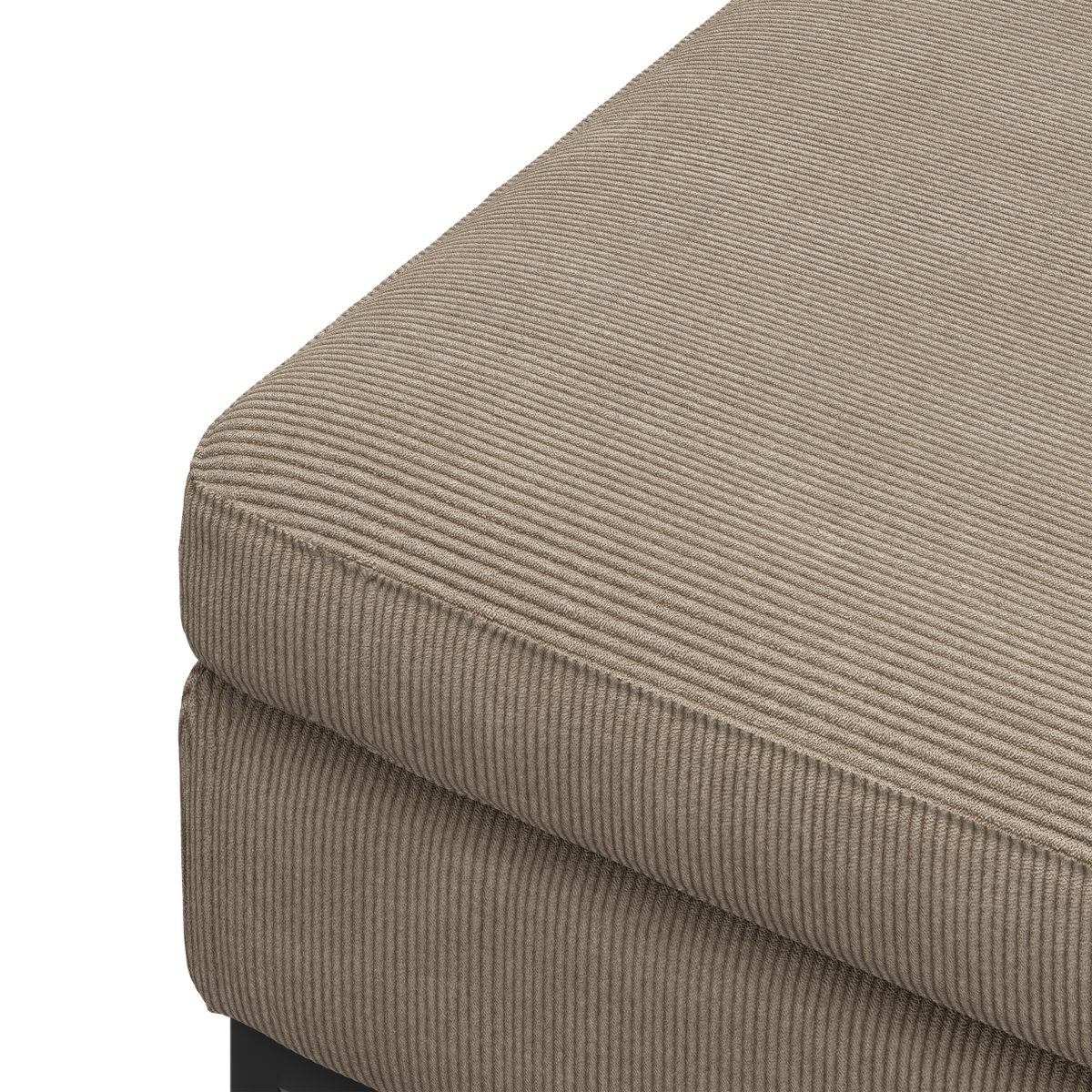 Nærbillede af hjørnet på en beige sofahynde i cordfløjl.