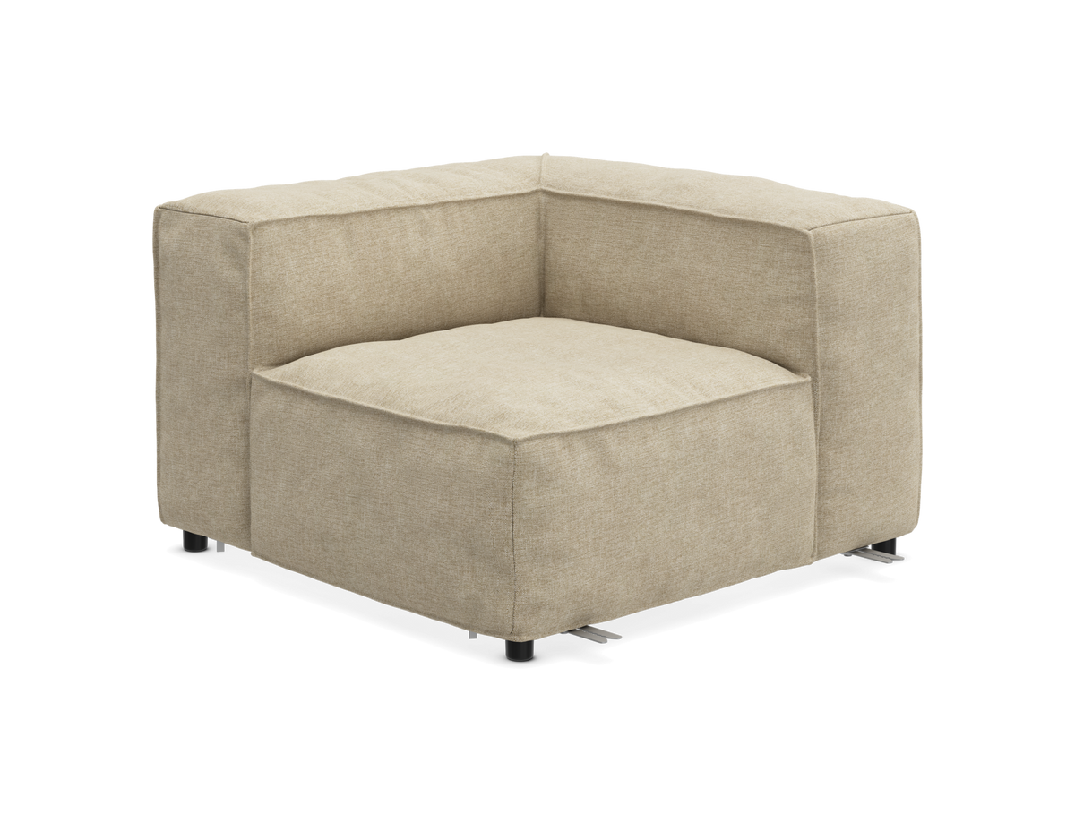 Beige modul hjørnesektion i stof, frilagt på hvid baggrund.