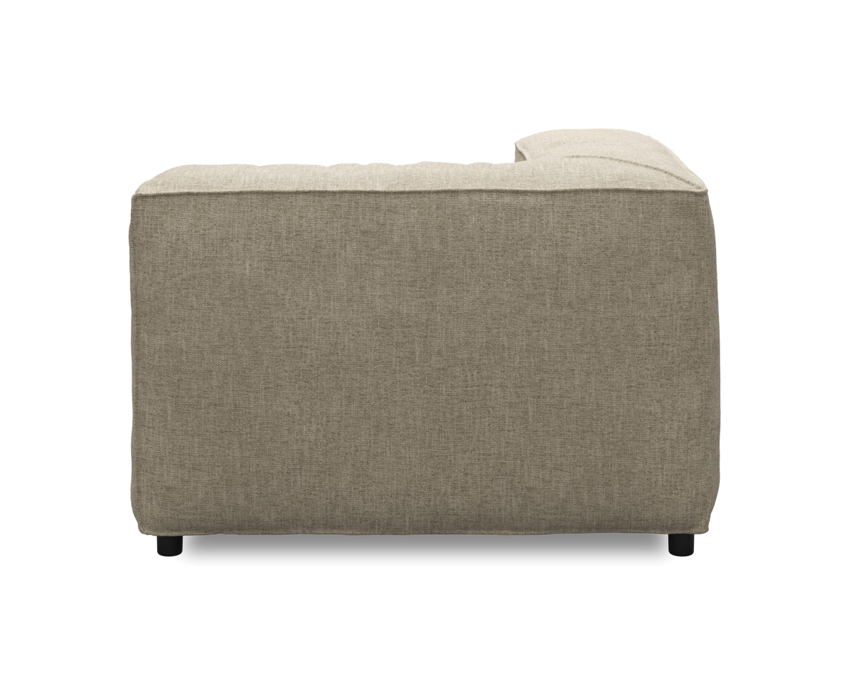 Sidevisning af en beige stof-modulsofa med lave sorte ben.