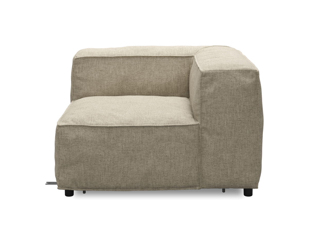 Beige modulsofa, hjørnemodul med højre armlæn i stof, frilagt på hvid baggrund.