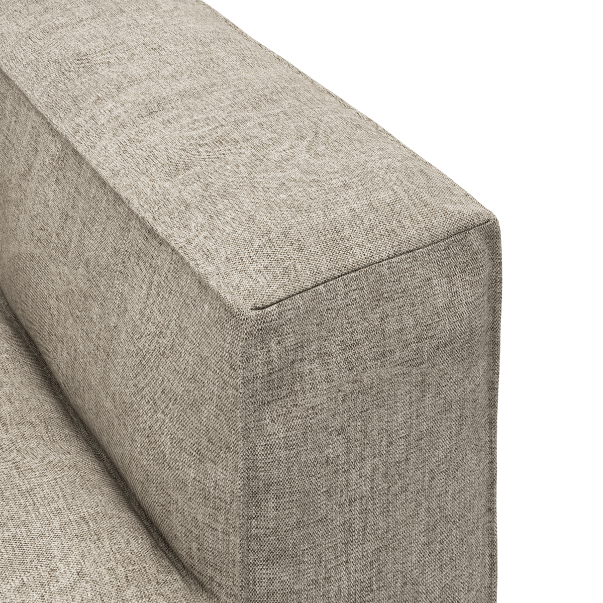 Nærbillede af beige, bokset sofa-armlæn i meleret stof, frilagt på studiebaggrund.