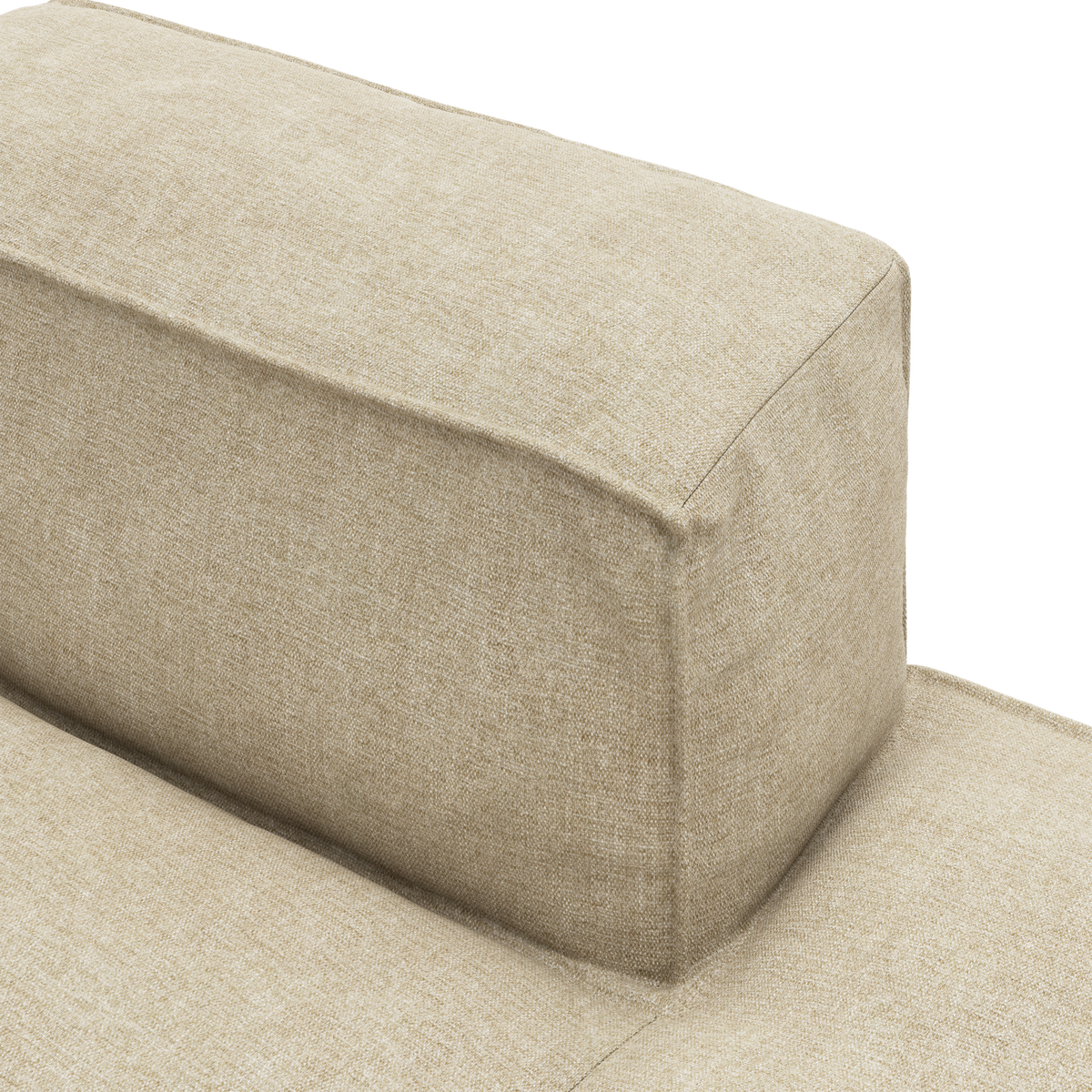 Nærbillede af en beige stofrygpude til en sofa.