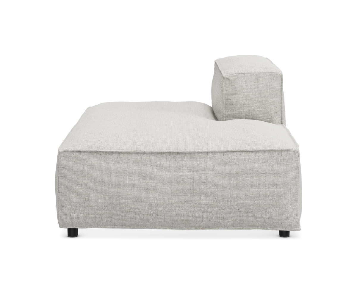 Lysegrå modulsofa med ryglæn på højre side, fotograferet fra siden på hvid baggrund.