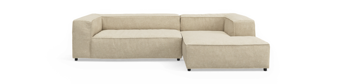 Beige modulsofa med højre chaiselong, fritlagt på hvid baggrund.