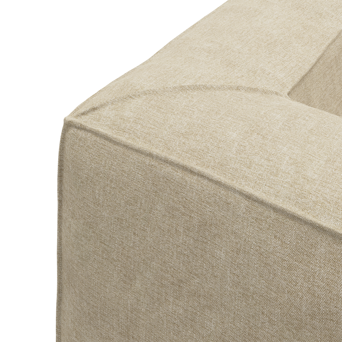 Nærbillede af beige hjørne på en sofamodul i hør-lignende stof med synlige sømme.