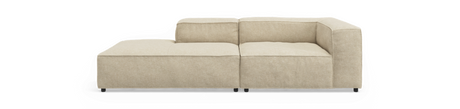 Beige modulsofa med venstre chaiselong, frontvisning mod sort baggrund.