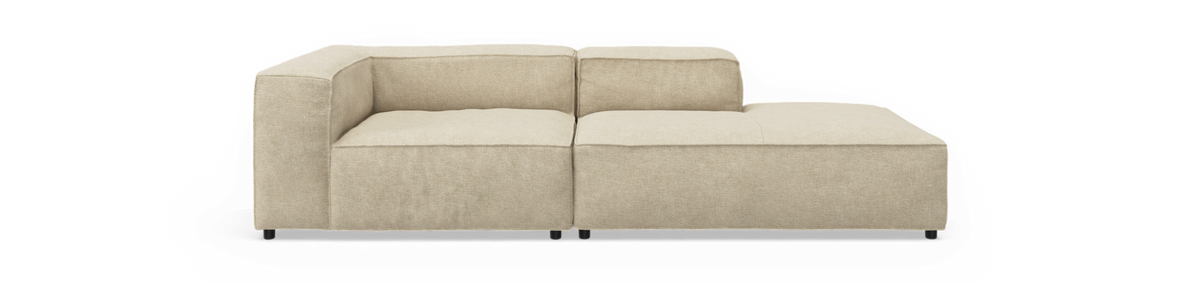 Beige modulsofa med venstrehjørne og chaiselong, frilagt på sort baggrund.