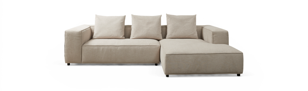 Beige modulsofa med højre chaiselong og tre rygpuder i moderne, boxet design.