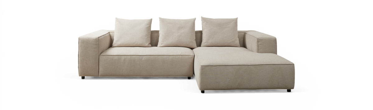 Beige modulsofa med højre chaiselong og tre rygpuder i moderne, boxet design.