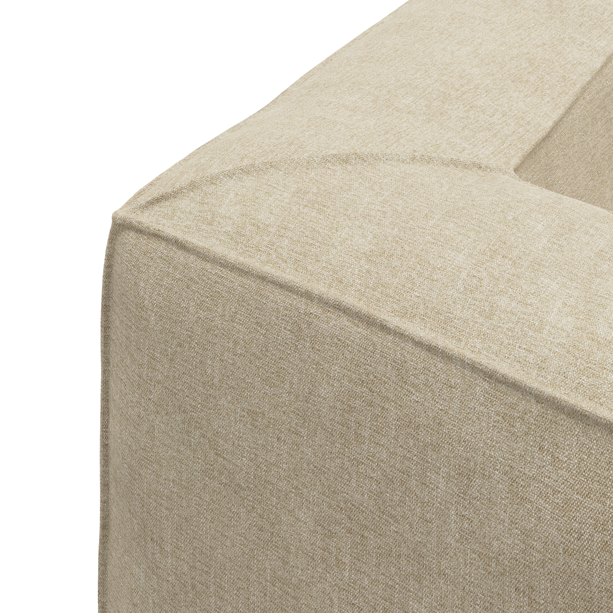 Nærbillede af hjørnet på en beige stofsofa med synlig søm.