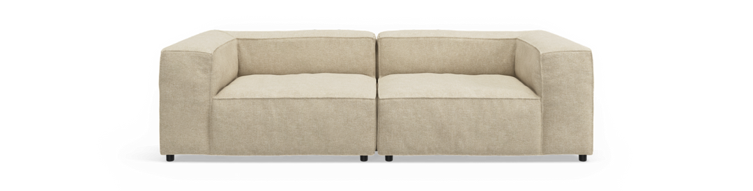 Beige modulsofa med to sæder og lave armlæn, fotograferet lige forfra mod sort baggrund.