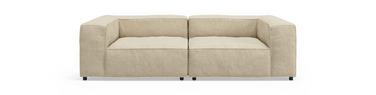 Beige modulsofa med to sæder og lave armlæn, fotograferet lige forfra mod sort baggrund.